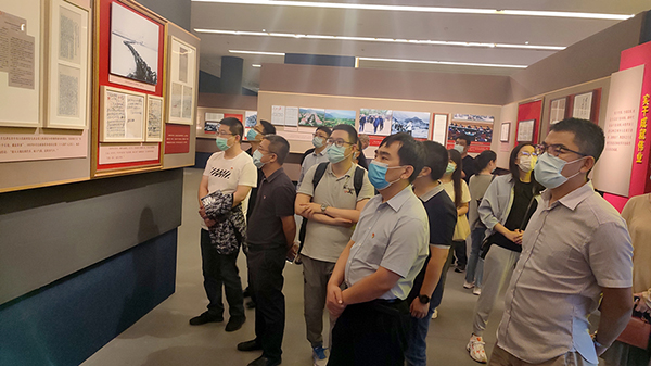 天津城市公司党总支开展“百年恰是风华正茂”主题党日活动