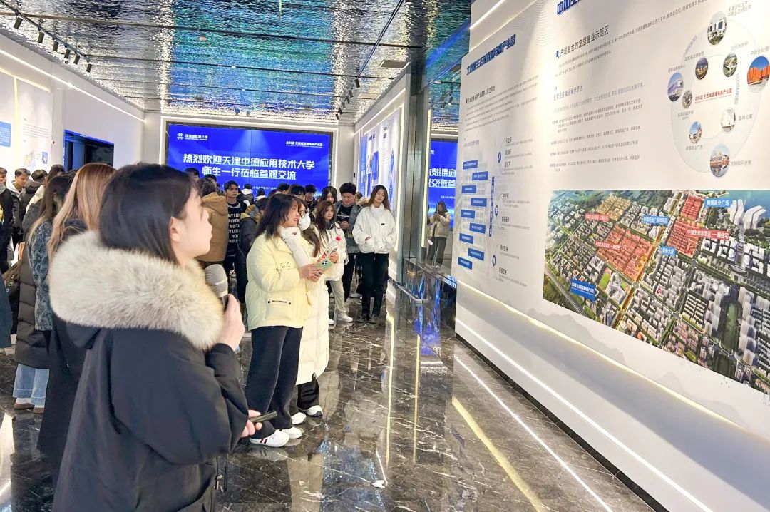125名师生走进生态城直播电商产业园，探寻主播“台前幕后”