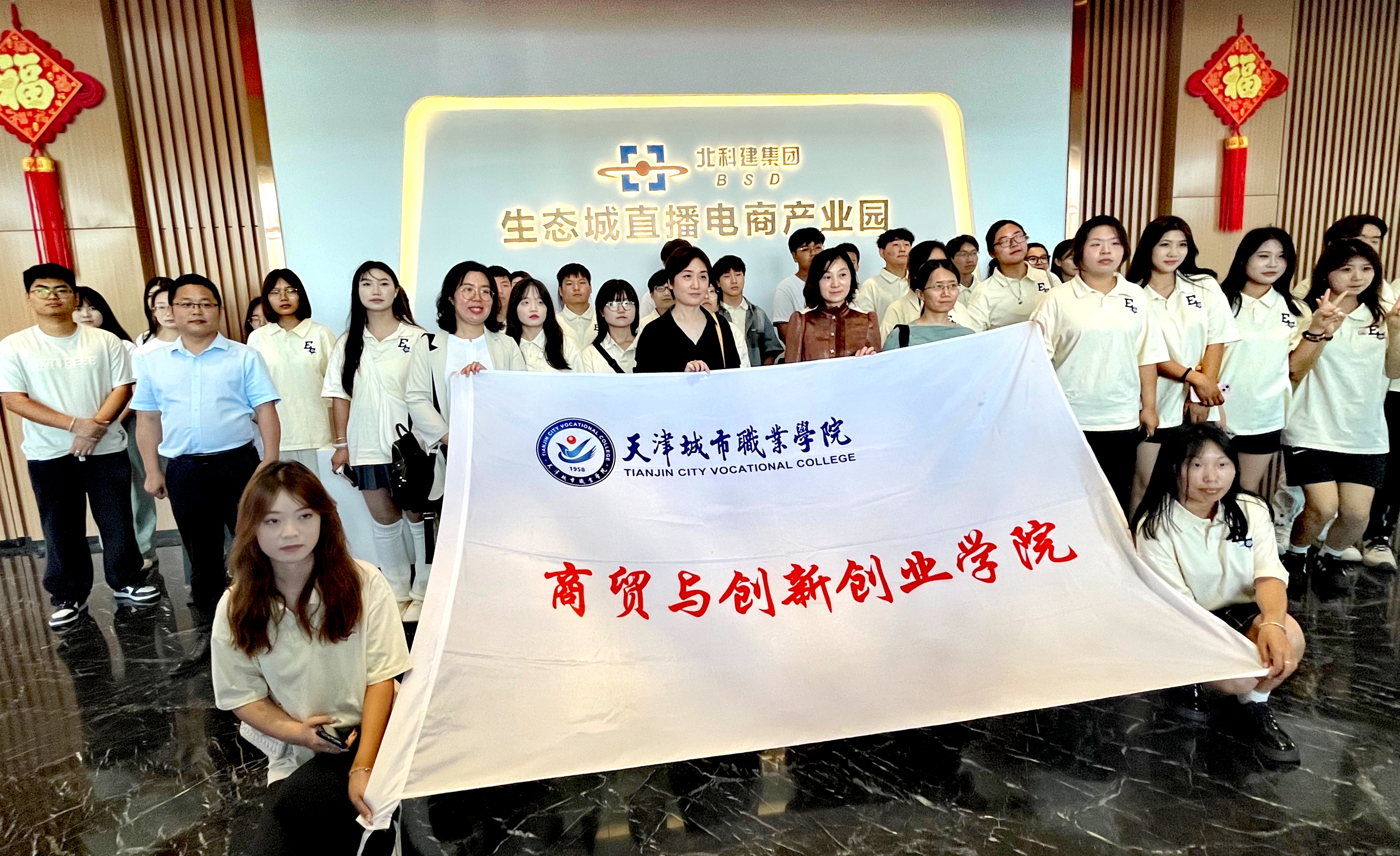 学生参观1.jpg