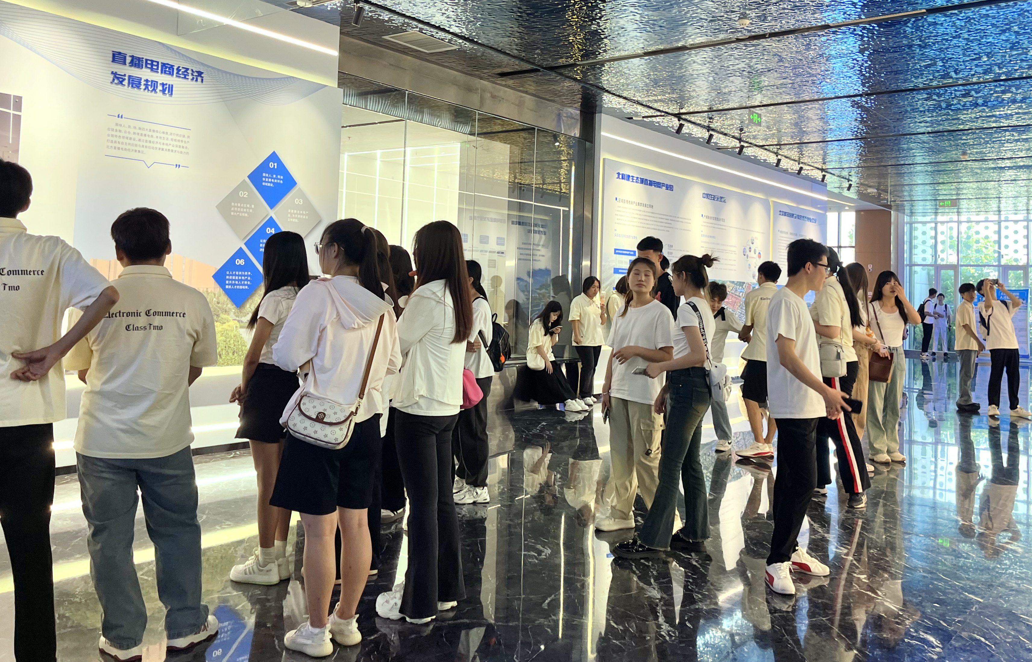 学生参观2.jpg